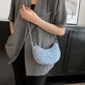 Bolso media luna de mezclilla azul claro con acolchado y correa de cadena plateada - Grande / Azul Claro Grande