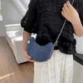 Bolso bandolera de media luna en denim azul con acolchado de rombos y ribete de cadena - Azul Grande