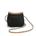 Mini bolso tipo cubo de cuero negro granulado con ribetes camel y correa delgada - Negro
