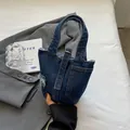 Vintage-Eimer-Tasche aus dunkelblauem Denim mit Schnalle und ausgefransten Kanten - Dunkelblau