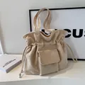 Elegante bolso tote de pana crema con cierre de cordón y bolsillo frontal con solapa - Blanco Roto