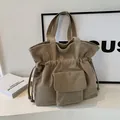 Bolso cubo de pana caqui con cierre de cordón y bolsillo frontal grande con solapa - Gris