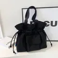 Bolso saco de pana negra con cierre de cordón y bolsillo frontal con solapa - Negro