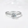 Dettaglio macro dell'anello classico a sei griffe in argento S925 con marchio S925 - US 5 / Bianco