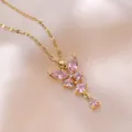 Collier doré élégant avec pendentif papillon rose orné de pierres facettées - Zircone Rose (X0249)