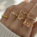 Set di 5 anelli dorati con fiori in smalto rosa, perle e dettagli a luna - Set di 5 anelli con luna e fiori dorati(32326-ring-G)