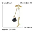 Modische Puppen-Brosche mit Goldhut und weißem Kleid, Maße 6,1 cm mal 2,3 cm - Weißes Kleid Schwarze Tasche Stil (MM-BR-2628-WH) / Weiß
