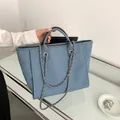 Blaue gewebte Bucket-Einkaufstasche mit Ledergriffen und silberner Metallkettenriemen - Blau