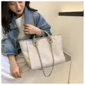 Sac seau en toile beige avec poignées en cuir gris et bandoulière chaîne en métal tissé - Blanc Cassé