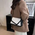 Elegante bolso baguette con estampado de cocodrilo en blanco y negro para mujer - Blanco y Negro