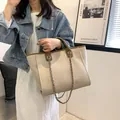 Sac seau en toile beige avec bordure en cuir marron et bandoulière en chaîne métal - Marron