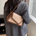 Bolso de hombro moderno con patrón de cocodrilo en diseño bicolor albaricoque y marrón - Caqui