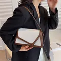 Bolso de hombro blanco con efecto cocodrilo y detalles en cuero marrón elegante - Blanco Roto