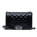 Bolso bandolera acolchado negro con cierre de corazón y cadena metálica oscura - Negro