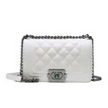 Bolso bandolera blanco acolchado con cadena metálica oscura y cierre vintage - Blanco