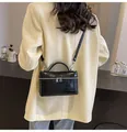 Elegante borsa a mano nera effetto coccodrillo per donna con tracolla e zip argento - Nero