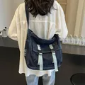 Große dunkelblaue Denim Umhängetasche mit Schnallenklappe und Vintage-Details - Dunkelblau