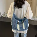 Blaue Denim Umhängetasche mit weißen Nylongurten und Vintage-Fransenkanten - Blau Denim