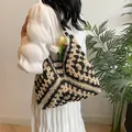 Dames geweven strooien draagtas met zwart en beige geometrisch haakpatroon voor strand - Zwart