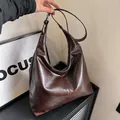 Grote donkerbruine hobo-tas van kunstleer met kreukeleffect en metalen ritssluiting - Donkerbruin