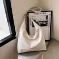 Witte hobo-tas van leer met textuur en verstelbare riem in een minimalistisch huis - Wit