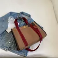 Bolso tote grande de lona con rayas marrones, detalles de cuero y cierre de metal retro - Marrón Grande