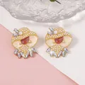 Orecchini a forma di cappello con perle bianche, cristalli e smalto su base dorata - Stile Perla Crema