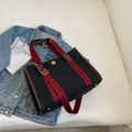 Bolso tote de lona negra con asas de rayas rojas y negras y detalles en cuero - Negro Grande