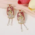 Orecchini a goccia infermiera cartoon con strass lucidi e smalto rosa - Rosso