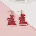 Vista macro di orecchini megafono da cheerleader con smalto rosso e strass pavé - rosso vivo