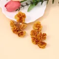 Detail von senfgelben Stoffblumen-Ohrhängern mit böhmischen geschichteten Blüten - Gelb