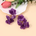 Detailansicht böhmischer tiefvioletter Stoffblumen-Ohrhänger mit Lagen-Blütenblättern - Lila