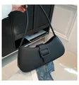 Minimalistische schwarze Baguette-Tasche aus mattem Leder mit großer quadratischer Schnalle - Schwarz