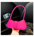 Trendige Hobo-Bag aus pinkem Kunstleder mit großer quadratischer Schnalle und Bogenform - Rosarot