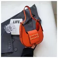 Sac demi-lune minimaliste en cuir orange vif avec boucle dorée et bandoulière fine - Orange