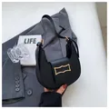 Sac croissant noir minimaliste avec boucle dorée ondulée et bandoulière réglable - Noir