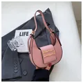 Sac à bandoulière rose minimaliste en forme de croissant avec boucle dorée élégante - Rose
