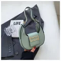 Sac hobo vert clair en similicuir lisse avec boucle métallique dorée ondulée - Vert