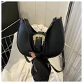 Sac à bandoulière demi-lune noir embossé crocodile avec boucle baroque dorée - Noir