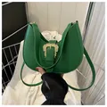 Sac demi-lune vert avec texture crocodile et boucle métallique dorée vintage - Vert