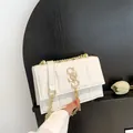 Bolso bandolera blanco acolchado con cadena dorada y detalle de borla elegante - Blanco