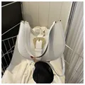 Sac demi-lune en similicuir blanc avec motif crocodile et boucle baroque dorée - Blanc