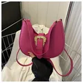 Sac demi-lune rose rouge avec texture crocodile et boucle baroque dorée chic - Rose