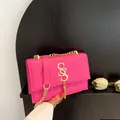 Bolso bandolera acolchado magenta con hebilla dorada y borla en madera negra - Rosa Rojo