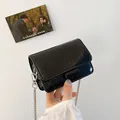 Sac bandoulière noir brillant à motif pierre avec chaîne argentée et texture crocodile - Noir