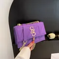 Bolso bandolera acolchado morado con logo metálico dorado y colgante de borla - Morado