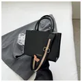 Schwarze gesteppte quadratische Handtasche mit gestreiftem breitem Schultergurt - Schwarz
