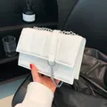 Witte gewatteerde crossbodytas met zilveren ketting en rechthoekige PU-structuur - Wit