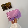 Sac bandoulière violet métallisé avec texture crocodile et fine chaîne argentée - Rose