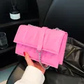 Roze gewatteerde schoudertas met geometrische textuur en zilveren ketting - Rozerood